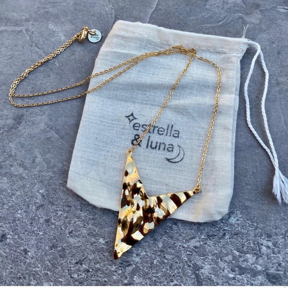 Gold Rippled Arrowhead Necklace - Picture 2 of 4